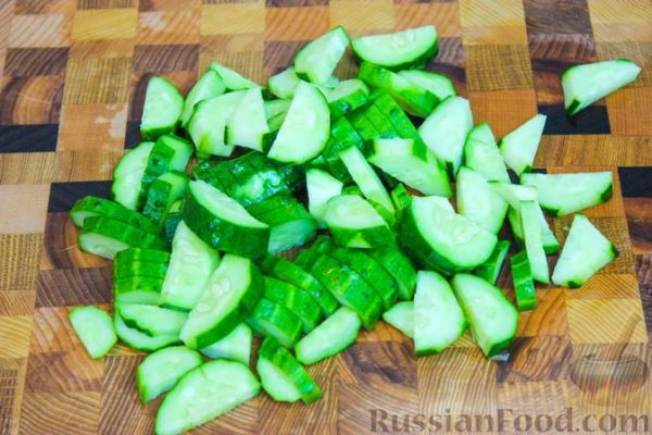 Салат с кускусом, свежими овощами и ароматной заправкой