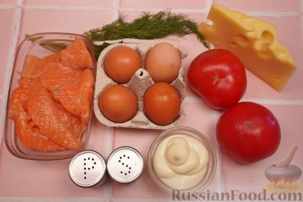 Слоёный салат с красной рыбой, помидорами и сыром