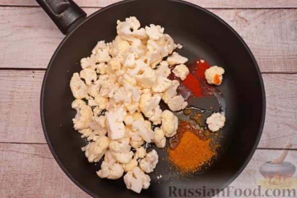 Салат с цветной капустой, перцем, кукурузой и сыром