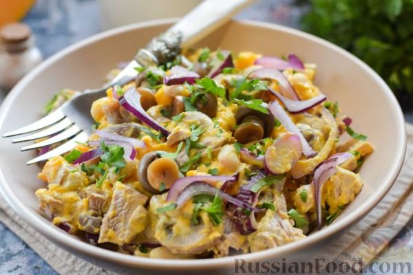 Мясной салат с тыквой, консервированной фасолью, шампиньонами и луком