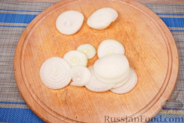 Салат с куриной печенью, помидорами и карамелизированным луком