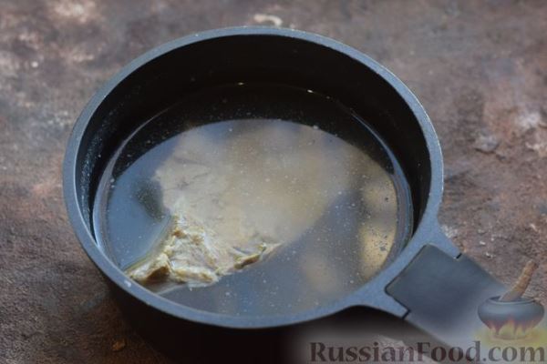 Мясной салат с тыквой, консервированной фасолью, шампиньонами и луком