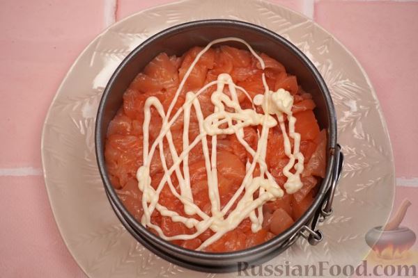 Слоёный салат с красной рыбой, помидорами и сыром