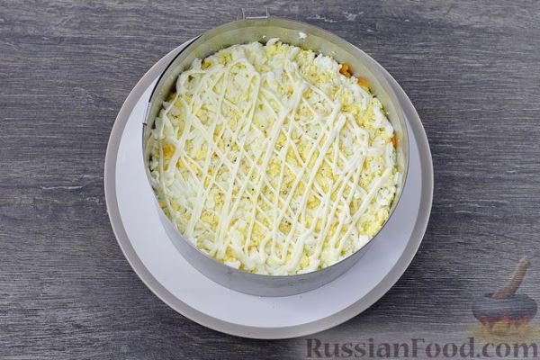 Слоёный салат с крабовыми палочками и свёклой