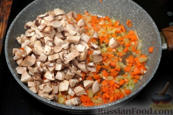 Куриный суп со стручковой фасолью и грибами