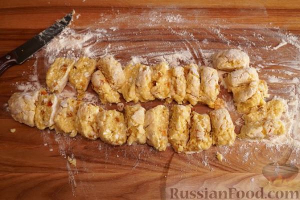 Творожное печенье с изюмом и курагой