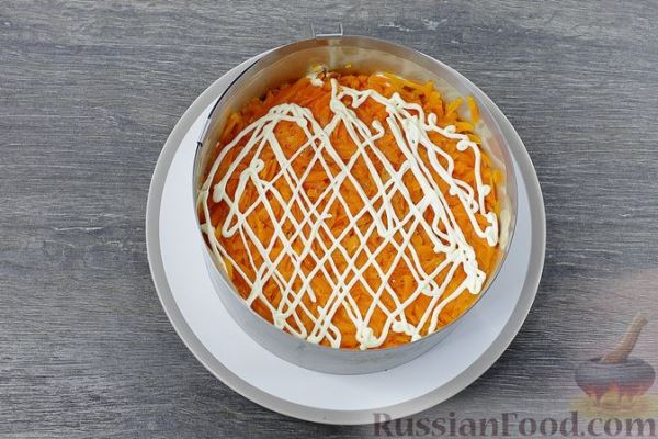 Слоёный салат с крабовыми палочками и свёклой