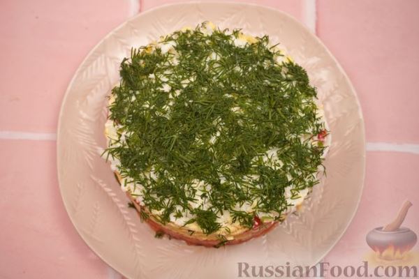 Слоёный салат с красной рыбой, помидорами и сыром