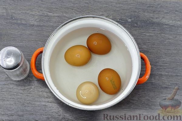 Слоёный салат с крабовыми палочками и свёклой