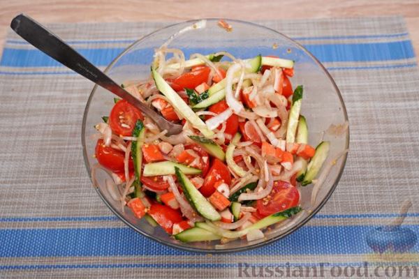 Салат с крабовыми палочками, огурцами и помидорами