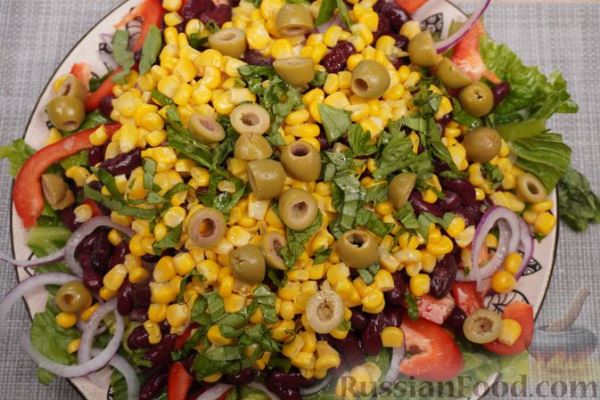 Салат с фасолью, кукурузой, перцем и фетой