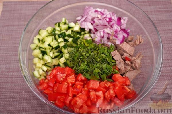 Салат с говядиной, овощами и оливками