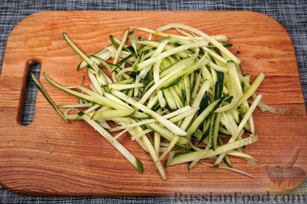 Салат с кальмарами, перцем, морковью и огурцами