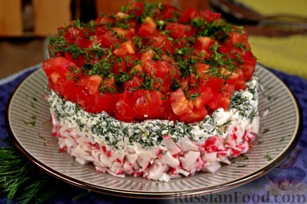 Слоёный салат с крабовыми палочками, помидорами и творогом