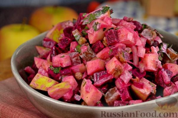 Салат со свёклой, яблоками, огурцом и горошком