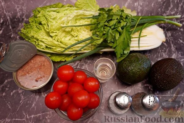 Салат с тунцом, пекинской капустой, авокадо и помидорами