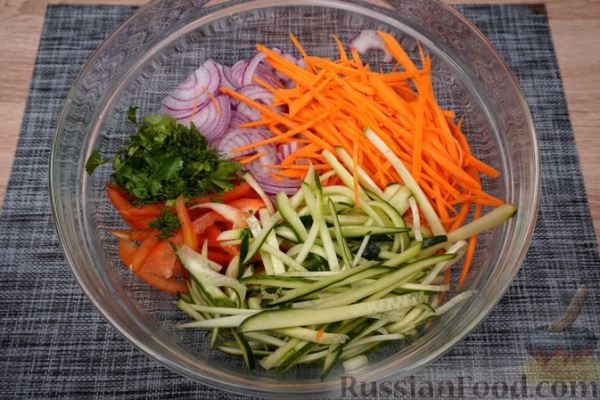 Салат с кальмарами, перцем, морковью и огурцами