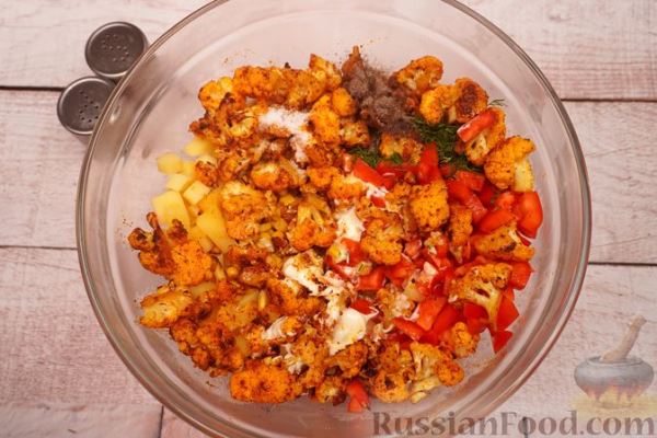 Салат с цветной капустой, перцем, кукурузой и сыром