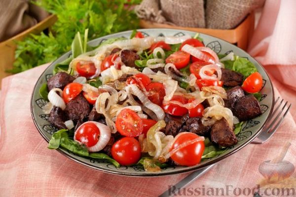 Салат с куриной печенью, помидорами и карамелизированным луком