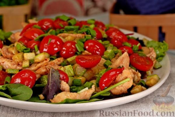 Салат с курицей, кабачками и помидорами