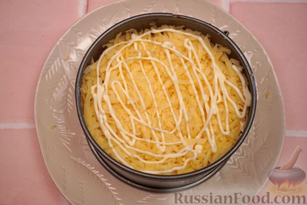 Слоёный салат с красной рыбой, помидорами и сыром