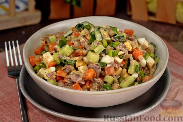 Рыбный салат с овощами и плавленым сыром