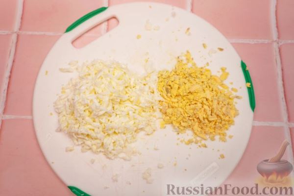 Слоёный салат с красной рыбой, помидорами и сыром