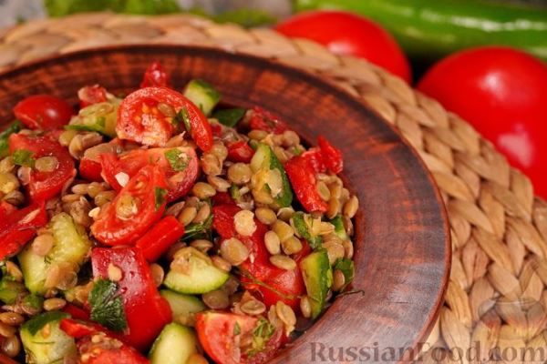 Салат с чечевицей и овощами