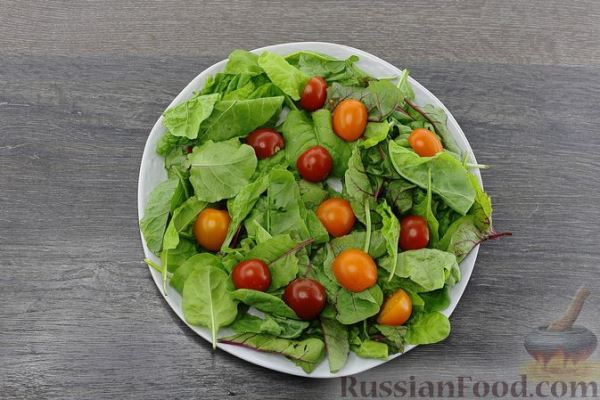 Салат с помидорами, абрикосами, сыром и орехами