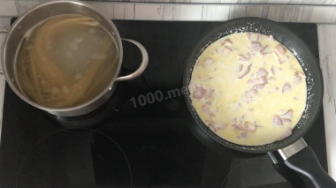 Паста карбонара с беконом и сливками классическая