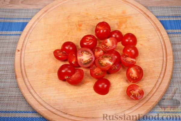 Салат с куриной печенью, помидорами и карамелизированным луком