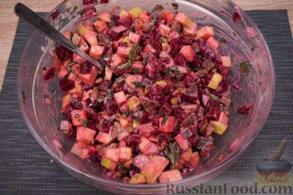 Салат со свёклой, яблоками, огурцом и горошком