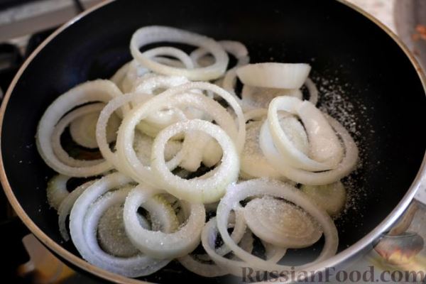 Салат с куриной печенью, помидорами и карамелизированным луком