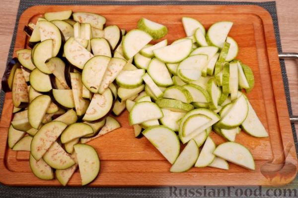 Салат с запечённой курицей, баклажанами, кабачками и перцем