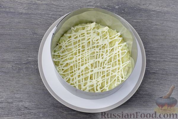 Слоёный салат с крабовыми палочками и свёклой