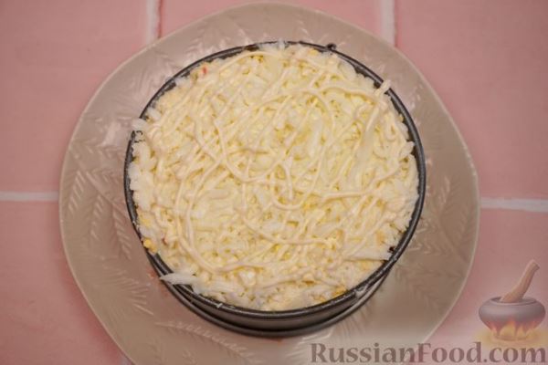 Слоёный салат с красной рыбой, помидорами и сыром