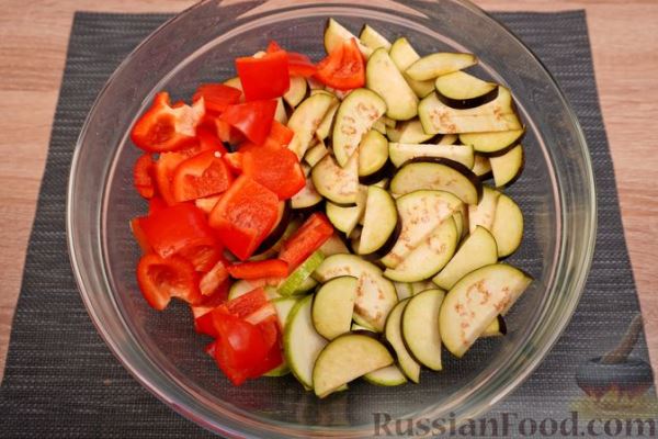 Салат с запечённой курицей, баклажанами, кабачками и перцем