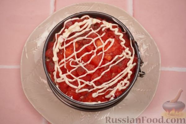 Слоёный салат с красной рыбой, помидорами и сыром