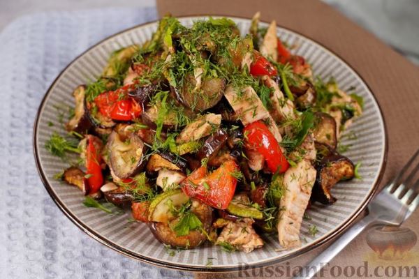 Салат с запечённой курицей, баклажанами, кабачками и перцем