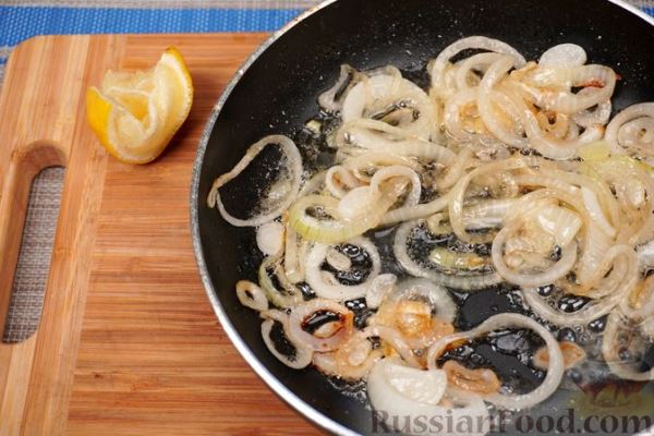 Салат с куриной печенью, помидорами и карамелизированным луком