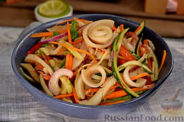 Салат с кальмарами, перцем, морковью и огурцами