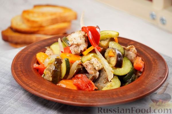 Овощи, запечённые с курицей