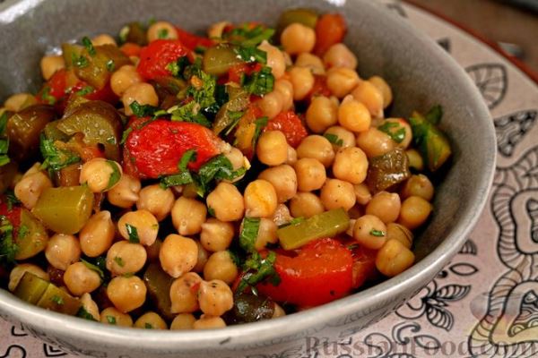 Салат с нутом, перцем и маринованными огурцами