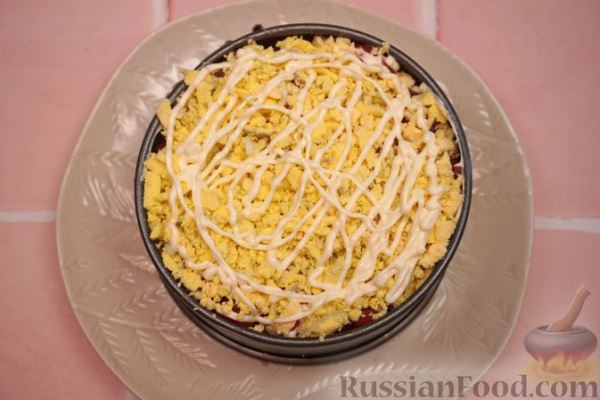 Слоёный салат с красной рыбой, помидорами и сыром