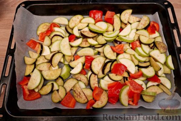 Салат с запечённой курицей, баклажанами, кабачками и перцем