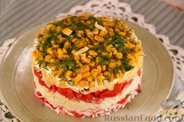 Слоёный салат с крабовыми палочками, сыром и кукурузой