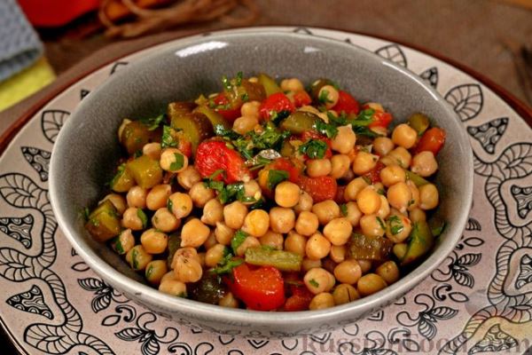 Салат с нутом, перцем и маринованными огурцами