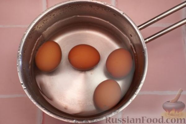 Слоёный салат с красной рыбой, помидорами и сыром