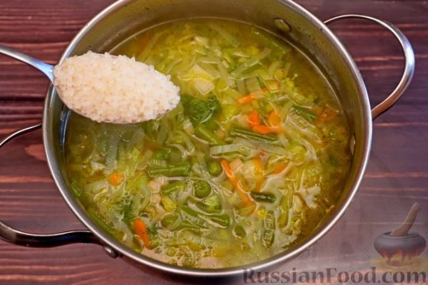 Овощной суп с брокколи, рисом и стручковой фасолью