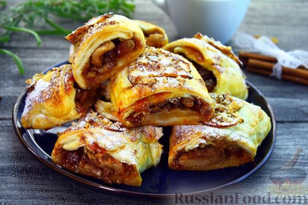 Слоёные рулетики с яблоками, джемом, изюмом и орехами